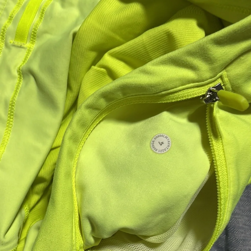 Lululemon Speed Up Mid-Rise Short 4"
Highlight Yellow size 4 - Picture 5 of 6